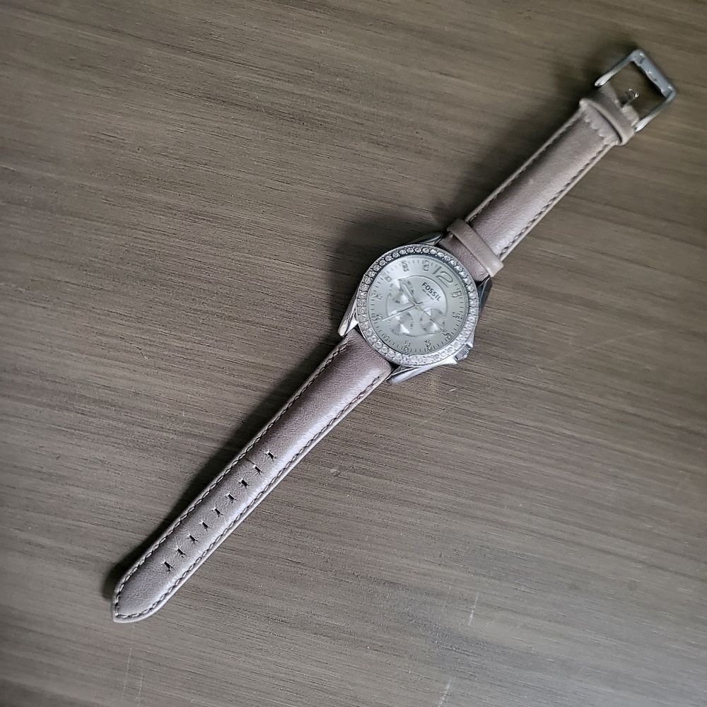 FOSSIL Gray ANALOG LEATHER 18MM Watch Rhinestones ESS-132 Silver